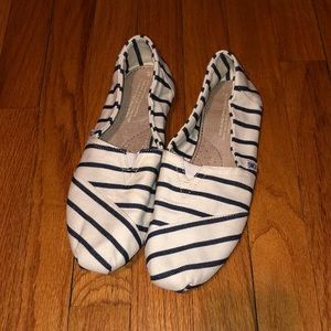 Toms. Off white, blue stripes